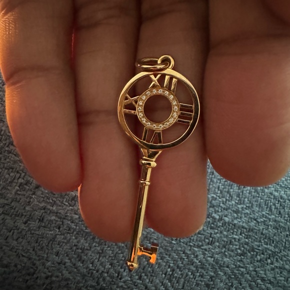 Tiffany & Co. Rose Gold 18k | Atlas Key pendant | New | Only worn once - Picture 5 of 6